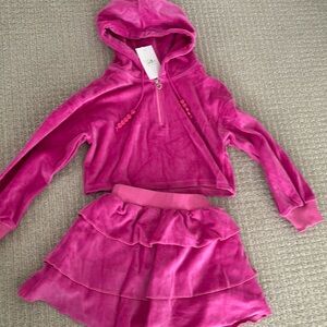 Lola the boys outfit
Size 6
NWT